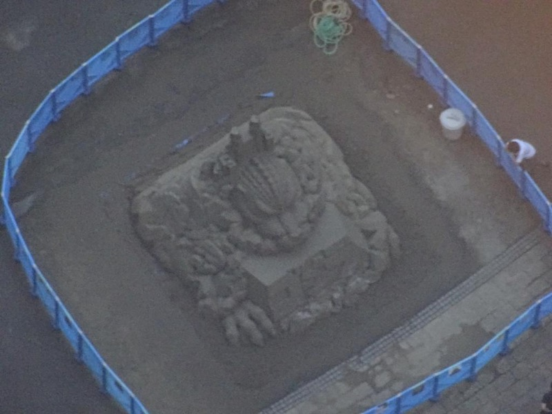 Illustration for article titled Another Large Godzilla Appears in Tokyo, But It's Made of Sand
